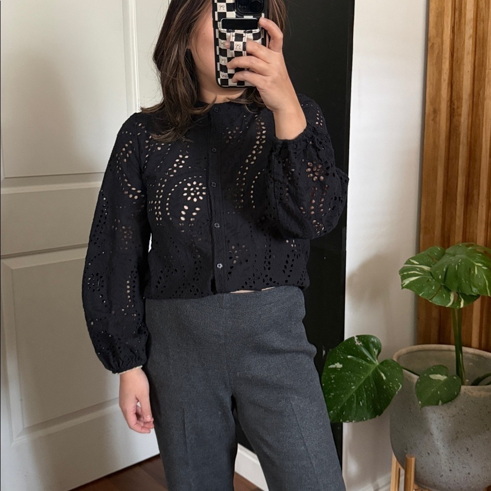 JOIE 100% Cotton Hip Length Eyelet Scallop Hem Buttoned Front Round Neck Top. S